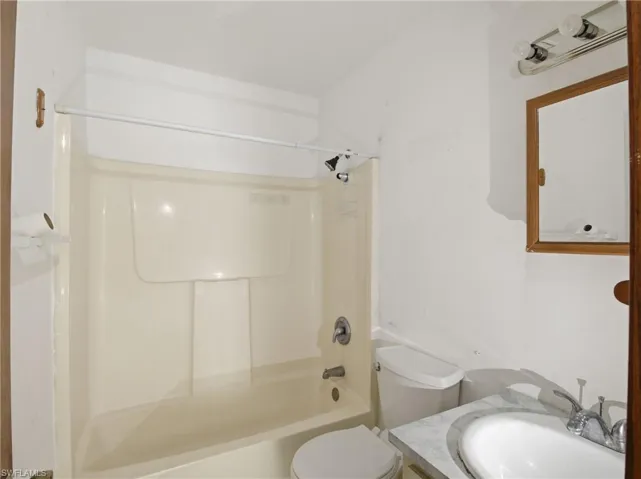 Bathroom with vanity and washtub / shower combination