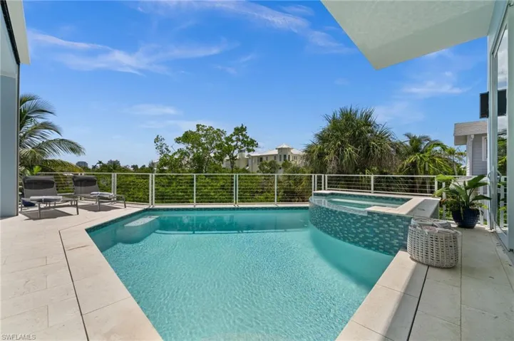 Lanai Pool & Spa