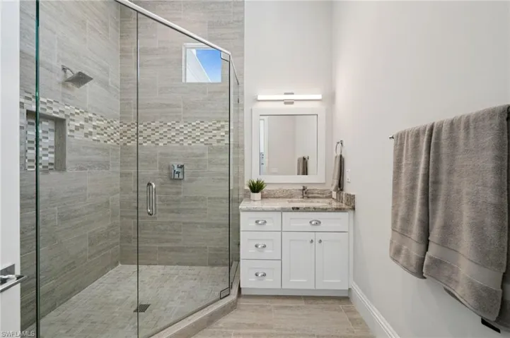 Guest Bedroom/Bunk Room Full Bath