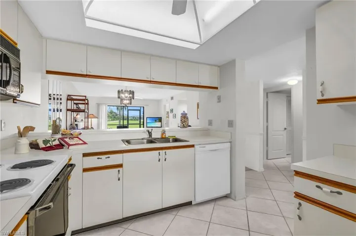 LARGE KITCHEN