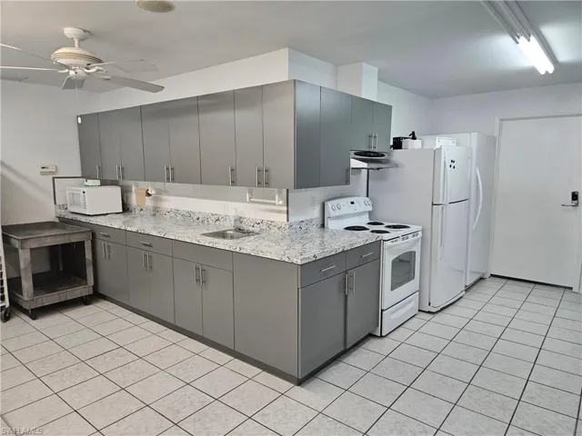 11  Pearl  DR, Naples, FL 34114