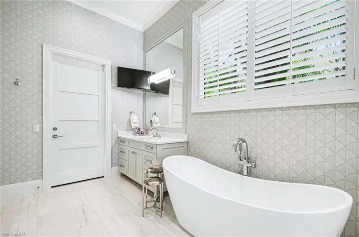 3003  Crayton  RD, Naples, FL 34103