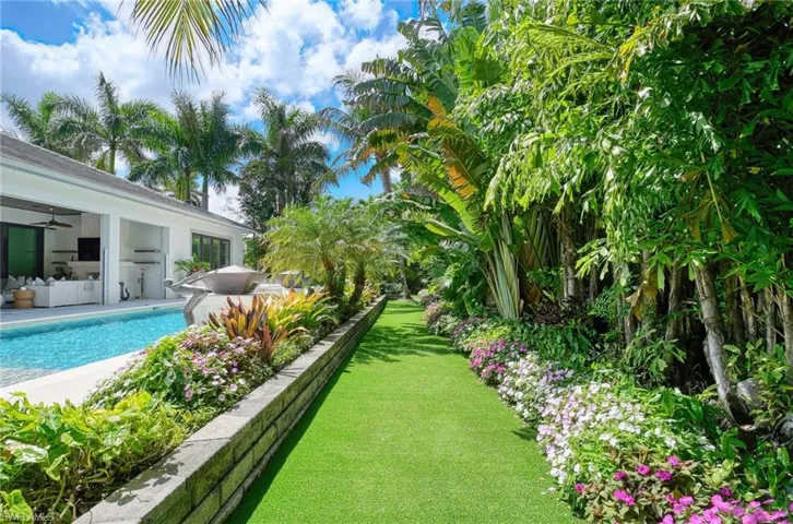 3003  Crayton  RD, Naples, FL 34103