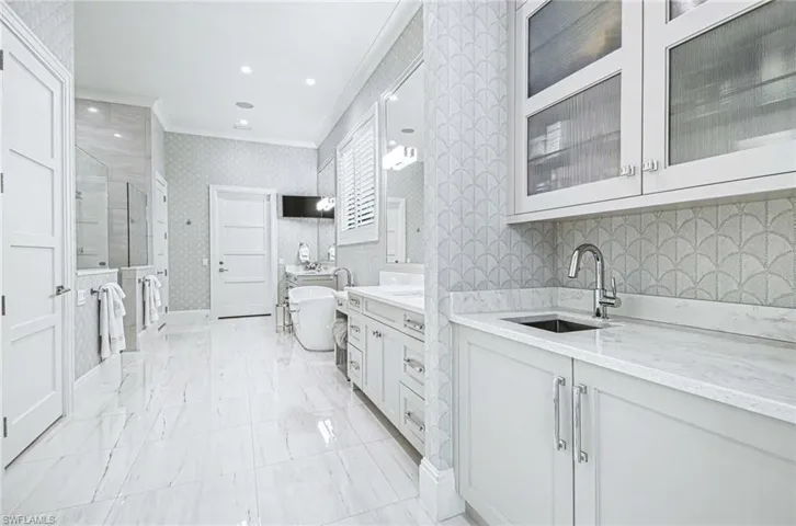 3003  Crayton  RD, Naples, FL 34103