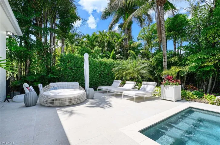 3003  Crayton  RD, Naples, FL 34103