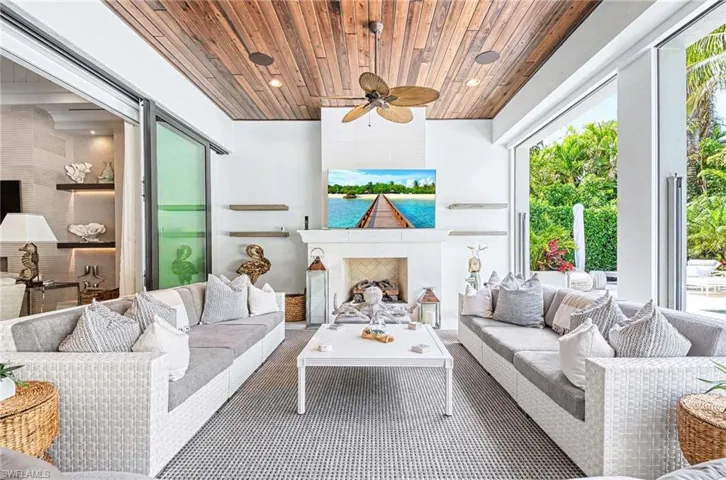 3003  Crayton  RD, Naples, FL 34103