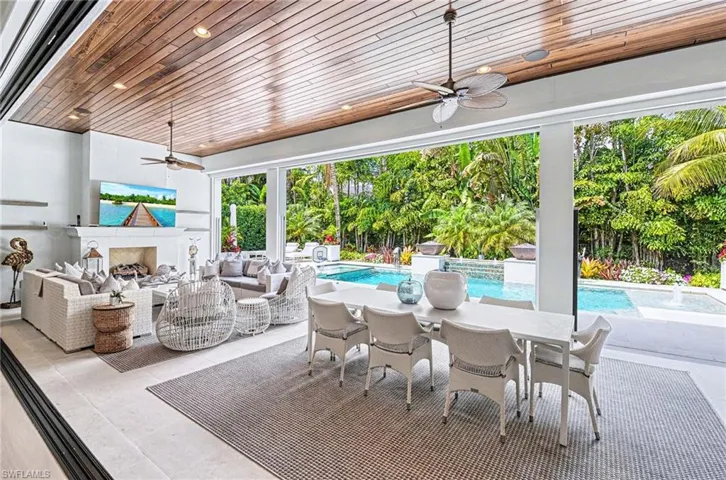 3003  Crayton  RD, Naples, FL 34103