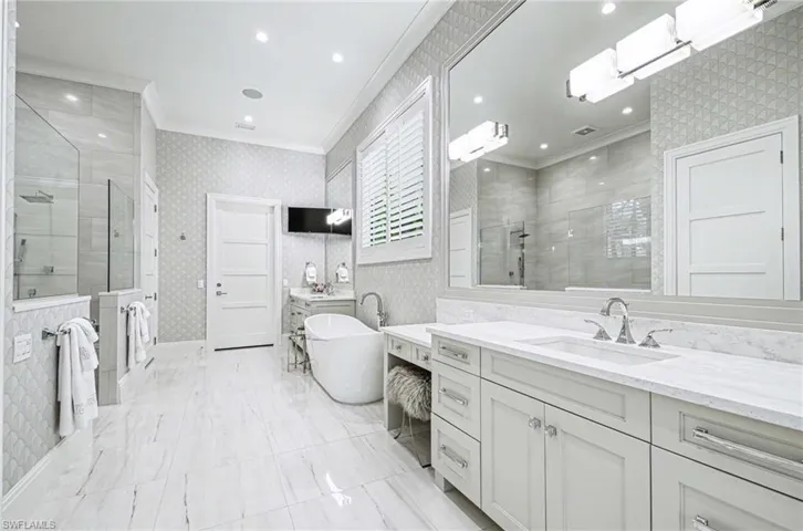 3003  Crayton  RD, Naples, FL 34103