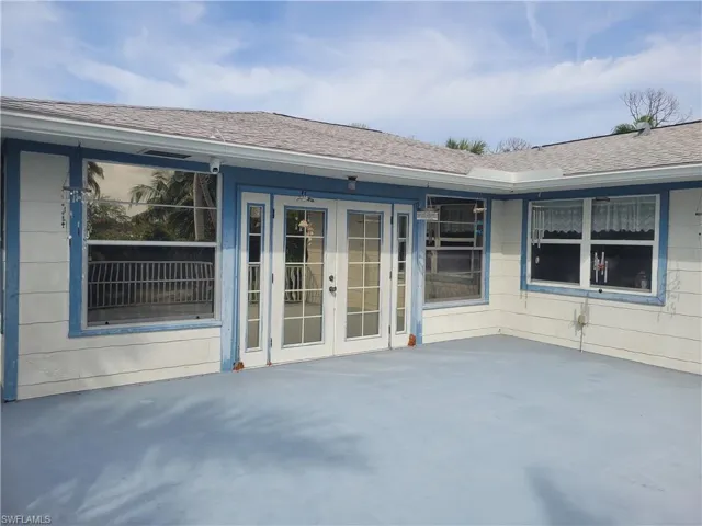 HUGE 2nd story deck!