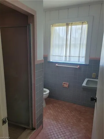 THere aqre 2 guset bathrooms both have showers.