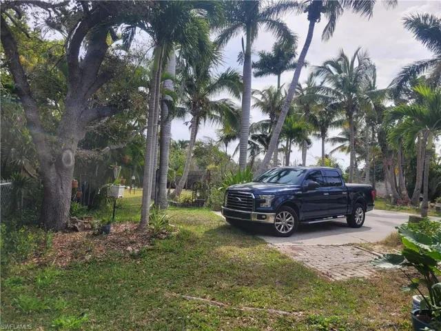 Lots of parking space! Plenty of room for RV, Boats, work trucks & trailers.