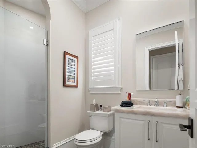 Ensuite bathroom for Guest bedroom #1