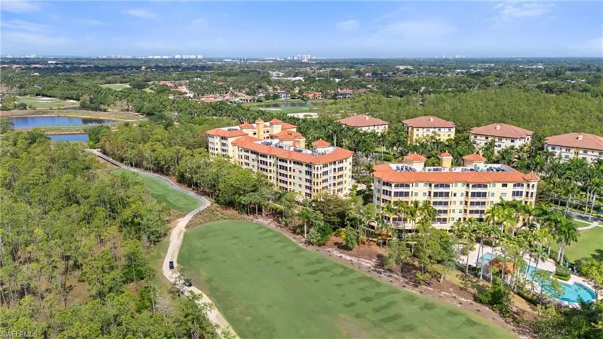 Ventanas overlooks the 1st golf hole at Tiburon
