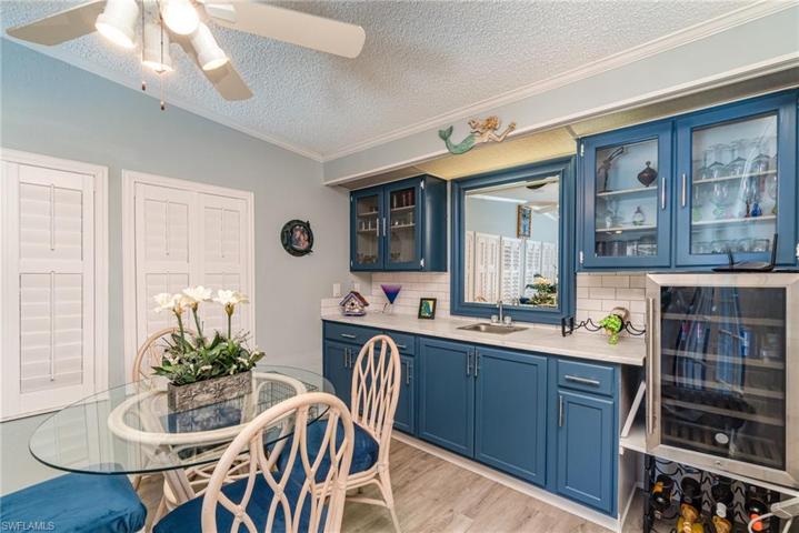 Lanai with wet bar for plenty of entertaining