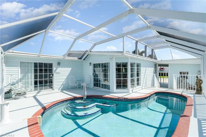 Beautiful screened-in sparkling pool