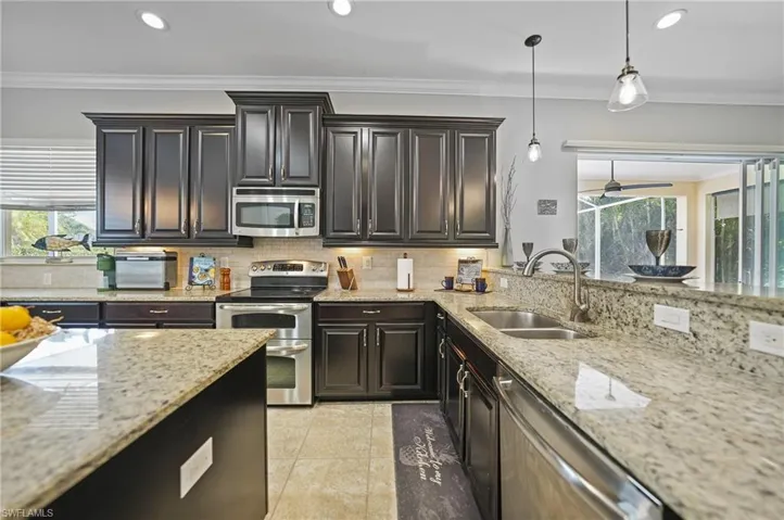 It's all in the Details:  RICH GRANITE, CROWN MOLDING, UNDER CABINET TASK LIGHTING & 42 INCH WOOD CABINETS W/TRIM