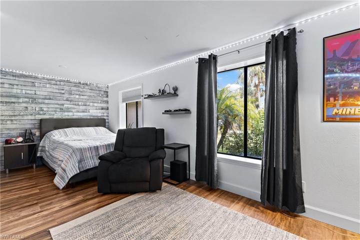 Large guest bedroom pic 3