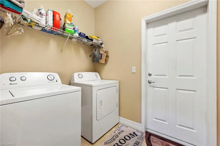 Laundry area featuring baseboards and independent washer and dryer