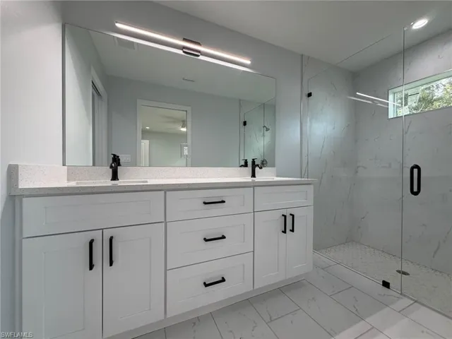 1ST UNIT, MASTER BATH