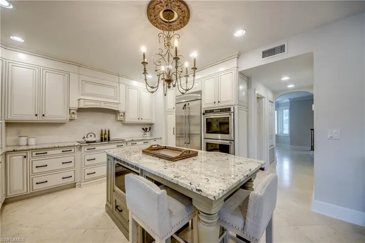 Chef's Kitchen W/Upgraded SS Appliances & Double Ovens