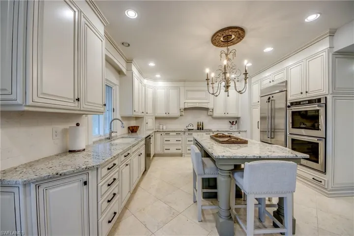Large Center Island W/ Breakfast Bar Seating