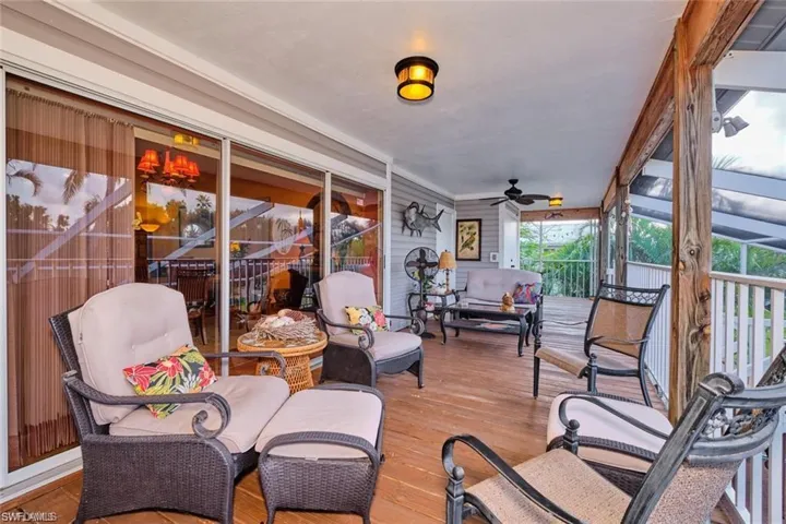 Sunroom / solarium with ceiling fan