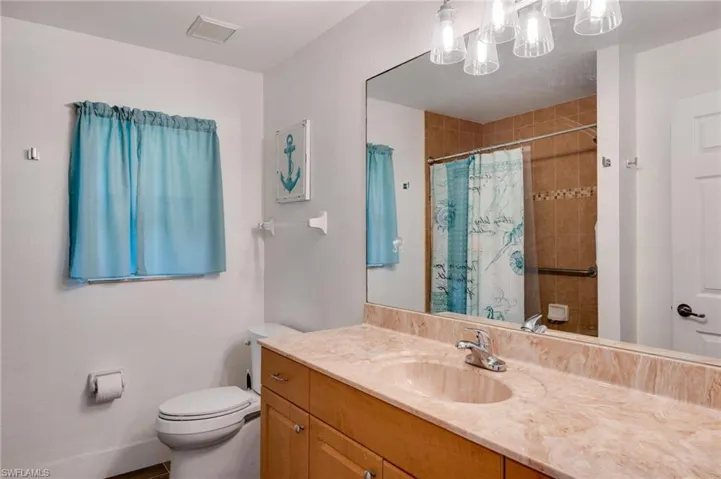 Hall/guest bathroom