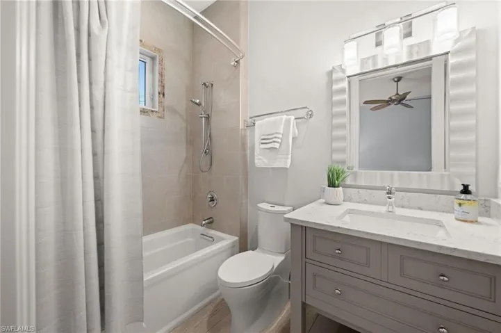 Ensuite bath to the 2nd bedroom / junior suite