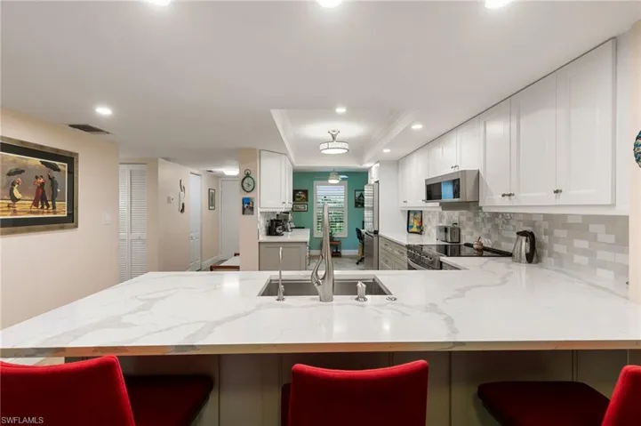 Beautifully remodeled kitchen, measurs 8'4" by 14'6"