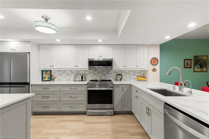 Two toned wood cabnets, Quartz counter tops