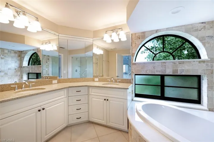 6525 Valen Way # 302, Naples, Florida 34108