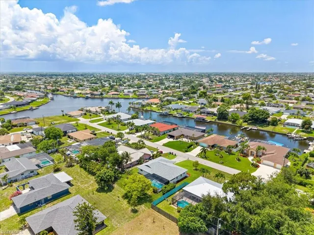 911 Se 16th Ter, Cape Coral, Florida 33990