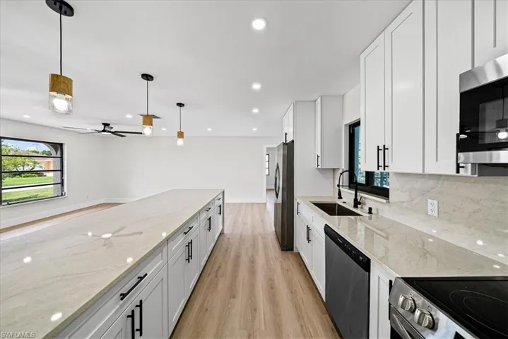 911 Se 16th Ter, Cape Coral, Florida 33990