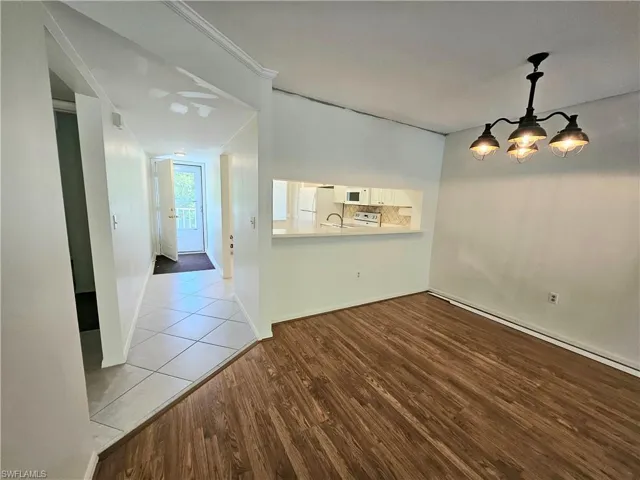 Large guest full bathroom