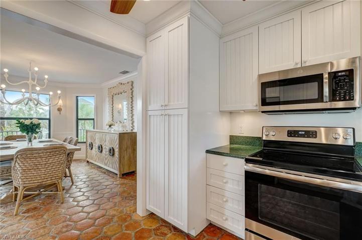 Kitchen/White Shaker Cabinets