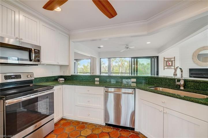 Kitchen/Stainless Appliances