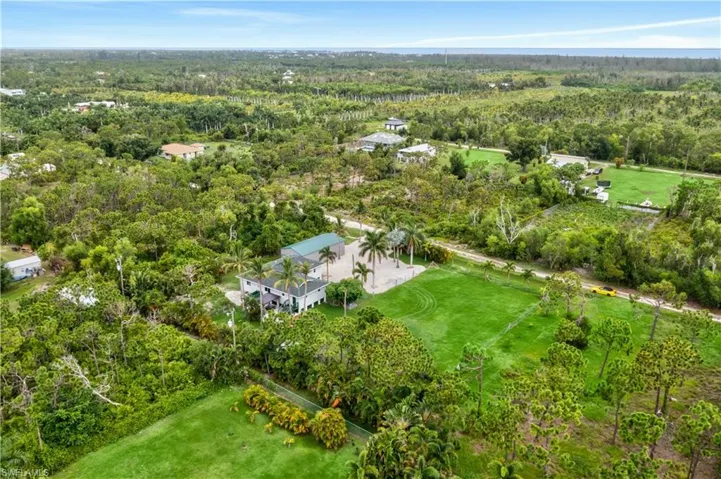 Close to the Marinas - Four Winns, Safety Harbor, Pineland and Bocilla - easy access via ferries out to the many islands that surround this perfect retereat!
