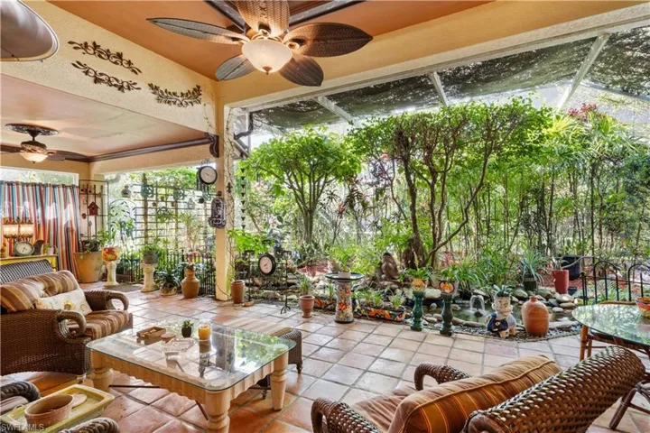 Sunroom / solarium with ceiling fan