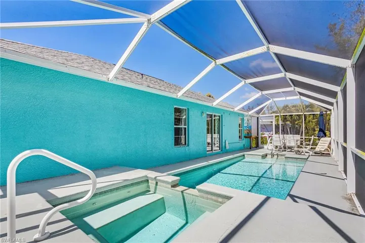 Integrated pool / spa