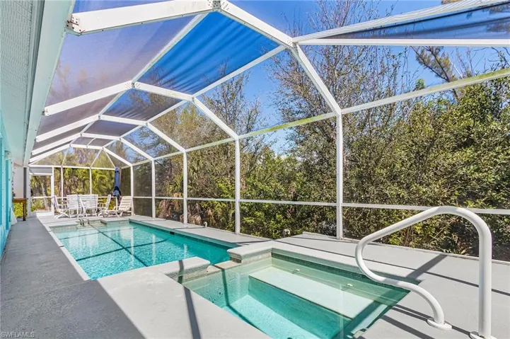 Relaxing pool / spa with cage and privacy