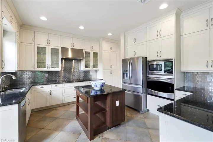 6480  Marbella  DR, Naples, FL 34105