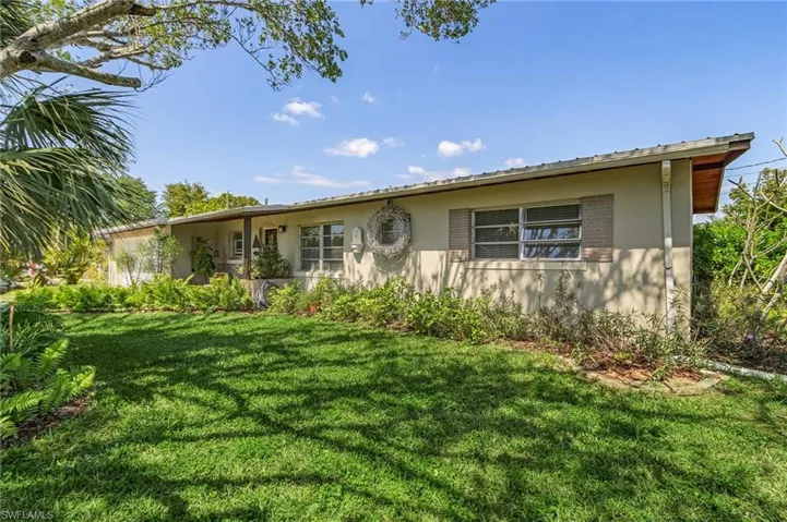 Single story home with stucco siding and a front lawn