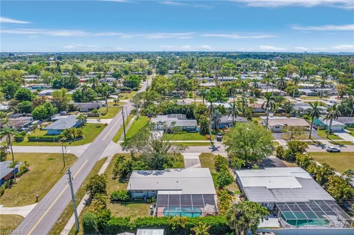 Birds eye view of property featuring a residential view