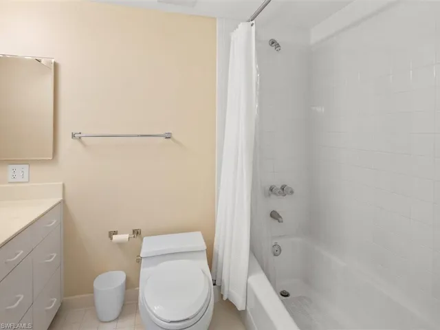Guest bath #3 with tub shower
