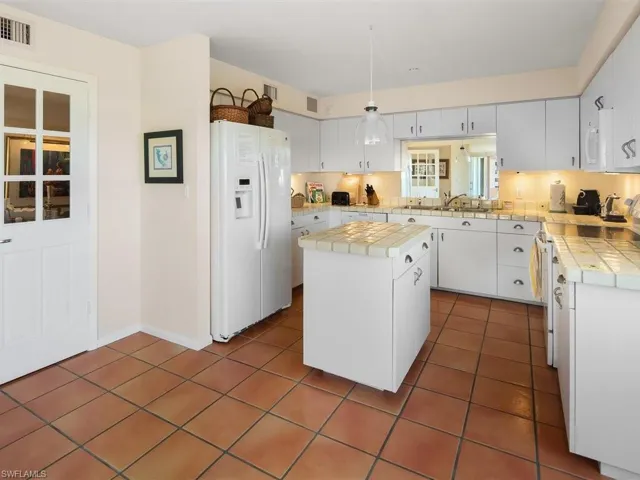 Light and bright island kitchen - easy, practical, comfortable