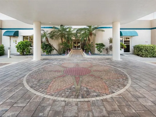 Les Falls portico by lobby entry