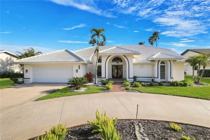 Culdesac location and perfect lakeside setting