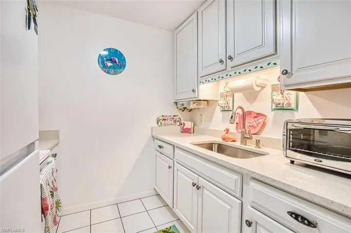 Kraftsmaid cabinets (2021) and quartz countertops