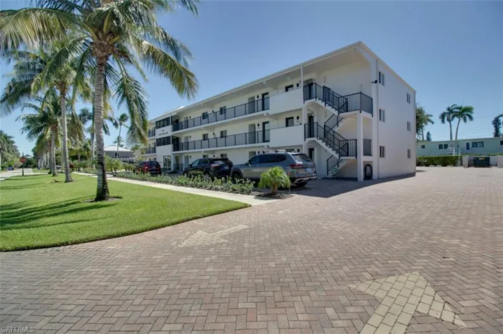 250 7th Ave S 305, Naples, Florida 34102