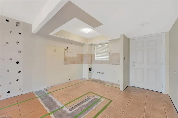 Unfurnished room featuring light tile patterned flooring